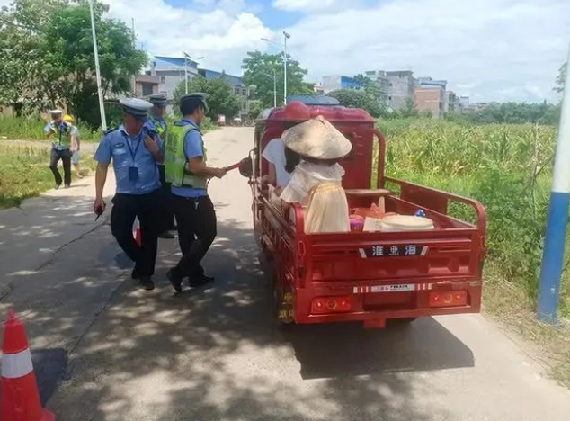 危險!飲酒、無證還違法載人,道縣交警緊急叫停 危險!飲酒、無證還違法載人,道縣交警緊急叫停