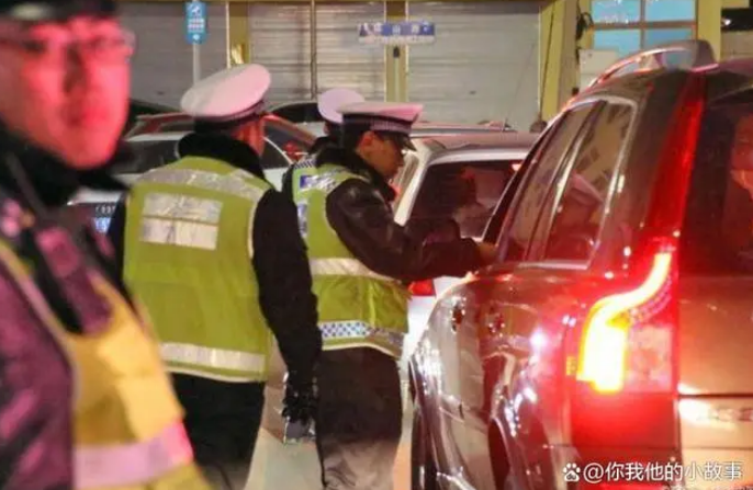 酒后叫代駕遇交警,河北男子大方打招呼并主動接受檢測 酒后叫代駕遇交警,河北男子大方打招呼并主動接受檢測